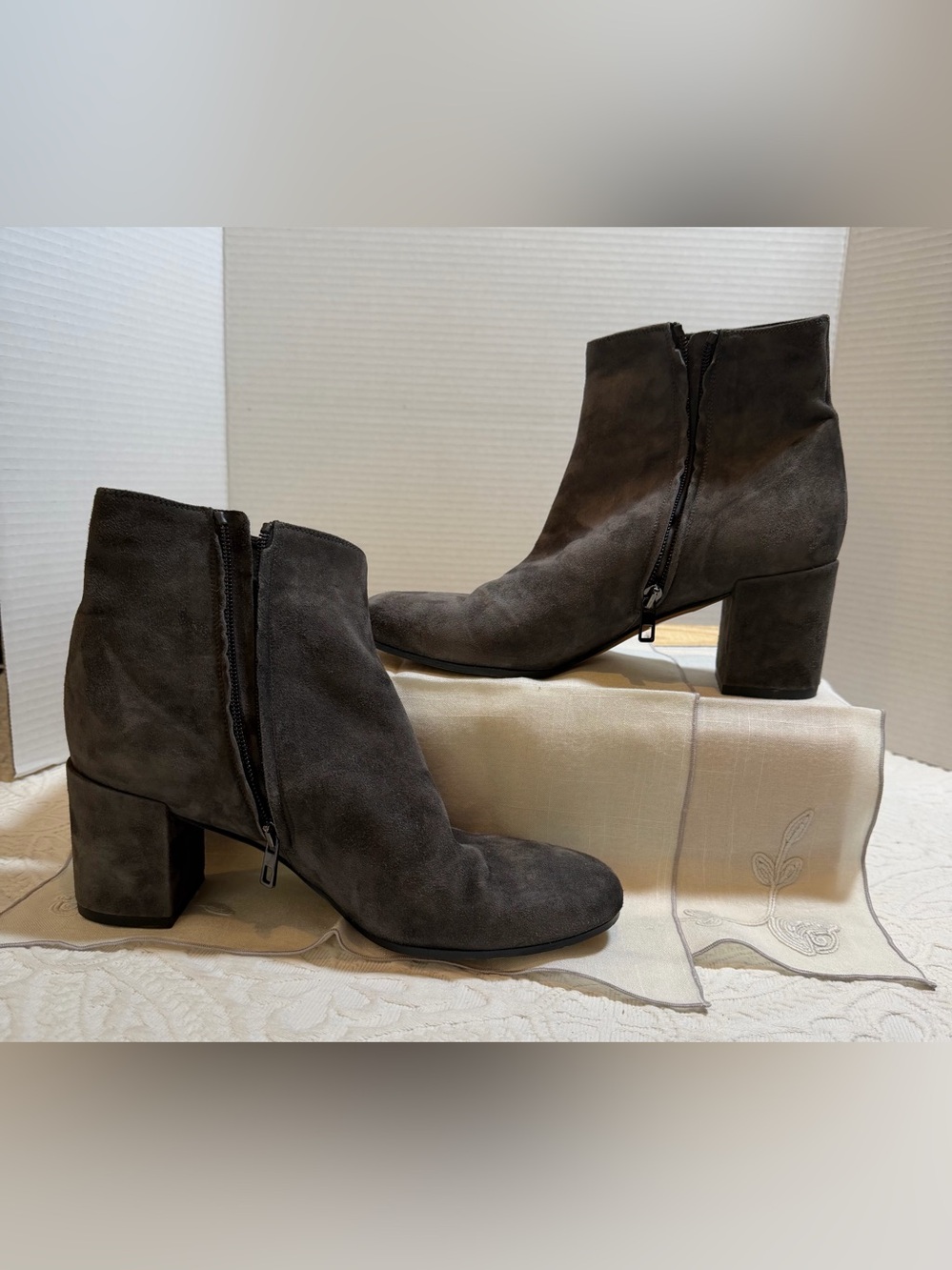 Vince Suede Ankle Boots Sz 8.8 comfort2.5” block heel grey booties made in Italy